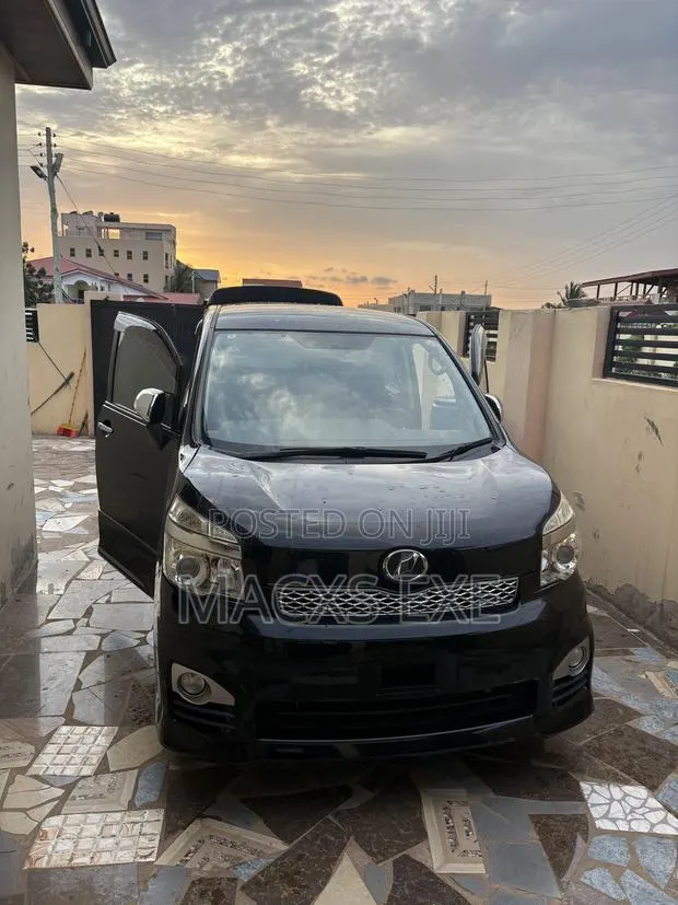 Toyota Voxy V 2WD 8-Seater 2013 Black · Photo 1