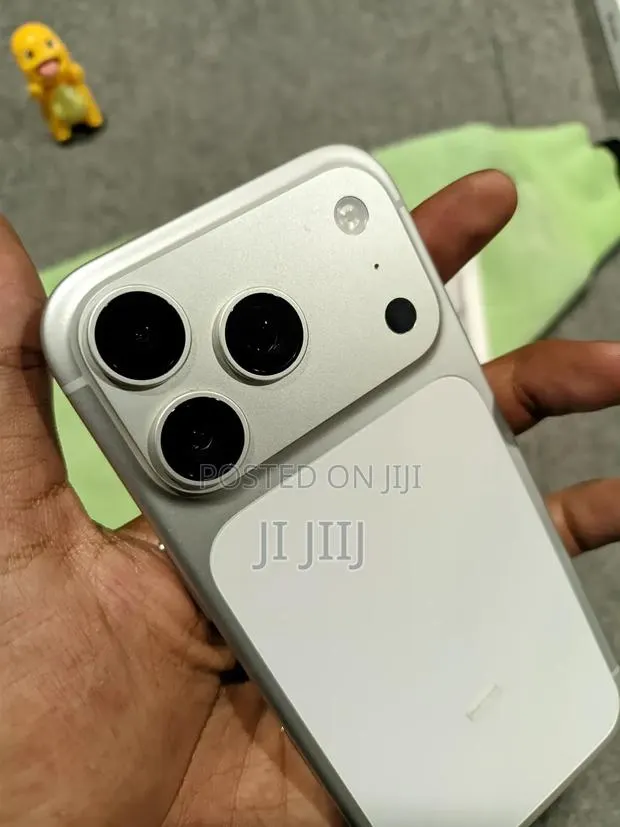 Apple iPhone 17 Pro Max 256 GB White · Photo 1