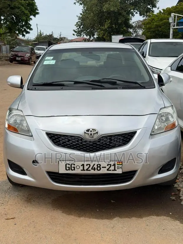 Toyota Belta 2010 Silver · Photo 1