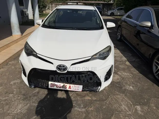 Toyota Corolla LE Eco (1.8L 4cyl 2A) 2018 White · Photo 1