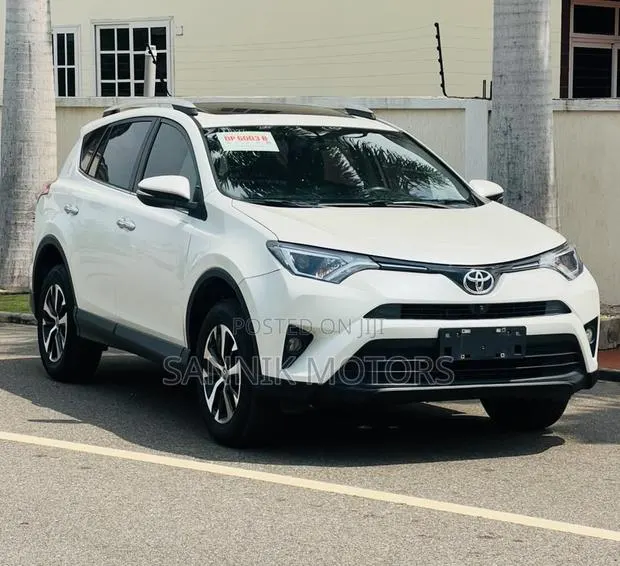 Toyota RAV4 Limited 4dr SUV AWD (2.5L 4cyl 6A) 2018 White · Photo 1