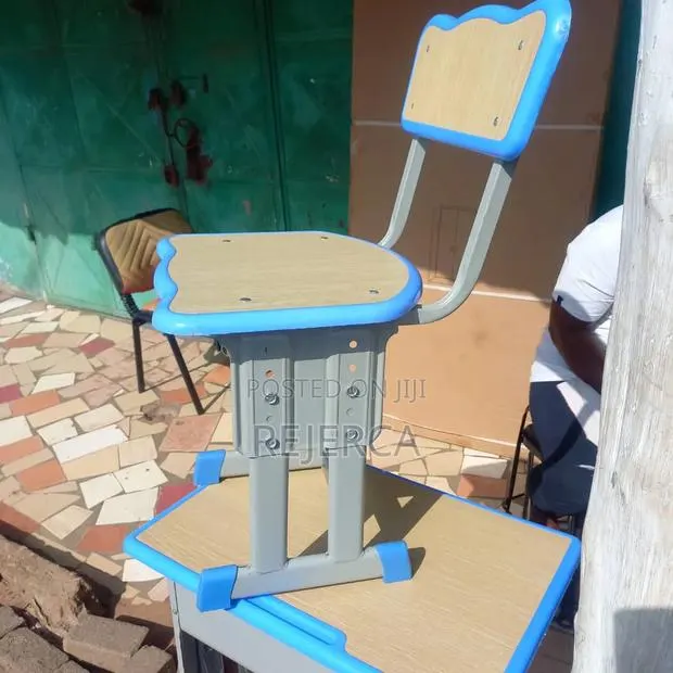 Students Table and Chairs · Photo 1