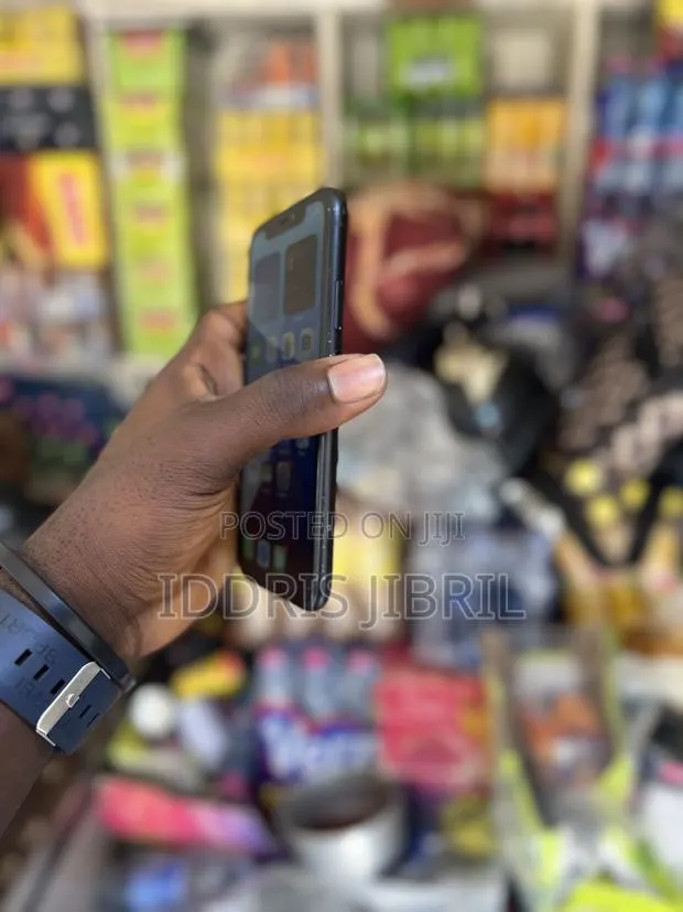 Apple iPhone XR 64 GB Black · Photo 1