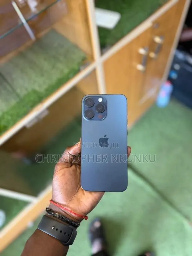 Apple iPhone 15 Pro Max 256 GB Graphite · Photo 1