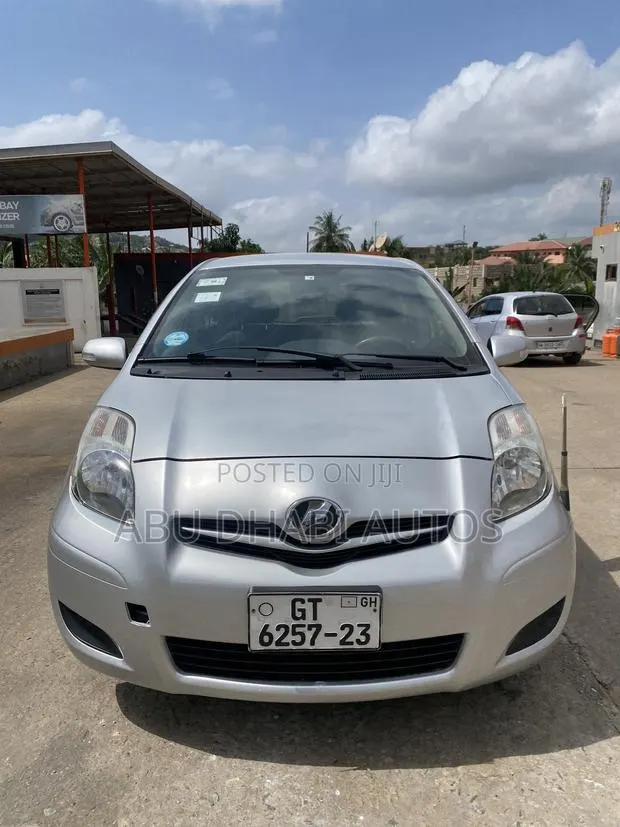 Toyota Vitz 1.0 FWD 5dr 2010 Silver · Photo 1