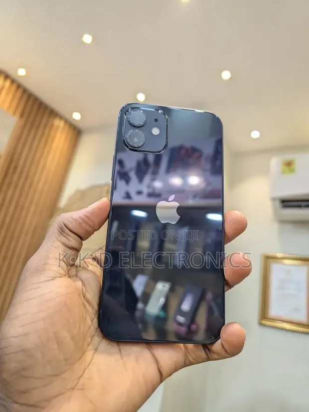 Apple iPhone 12 64 GB Black · Photo 1