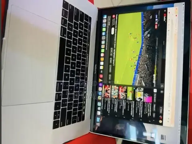 Laptop Apple MacBook Pro 2018 16GB Intel Core I7 SSD 256GB · Photo 1