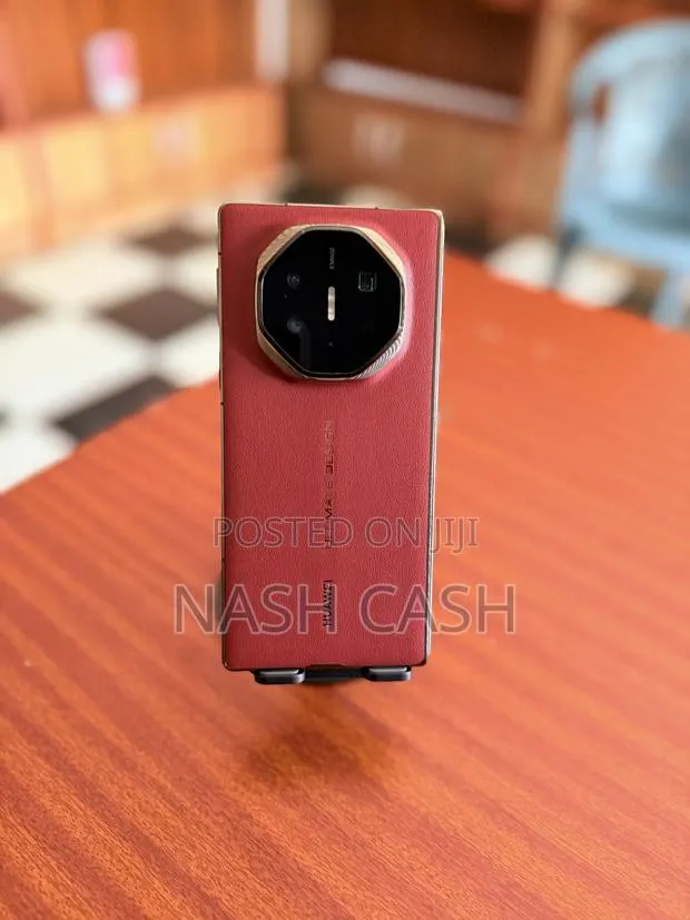 Huawei Mate XT Ultimate Design 512 GB Bronze · Photo 1