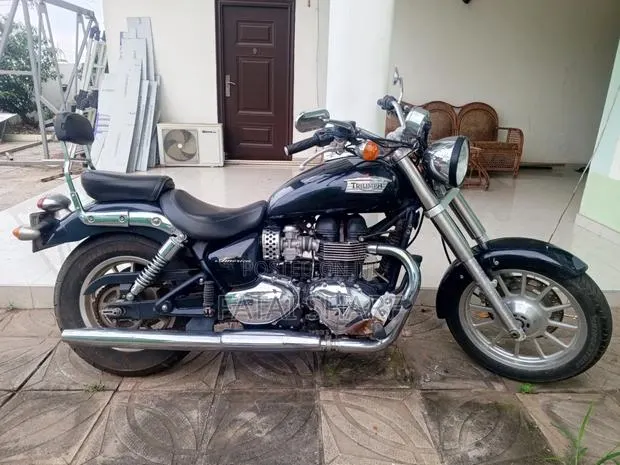 Triumph 2020 Black · Photo 1