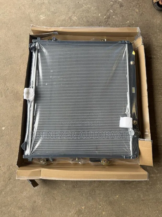 Land Cruiser 200 V6 V8 Radiator Water Tank · Photo 1