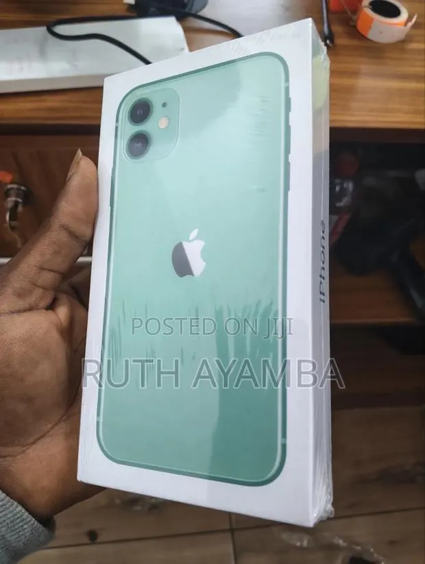 New Apple iPhone 11 128 GB Green · Photo 1