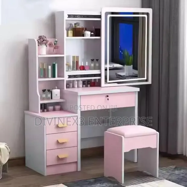 Dressing Mirror/Table With Led Light Set · Photo 1