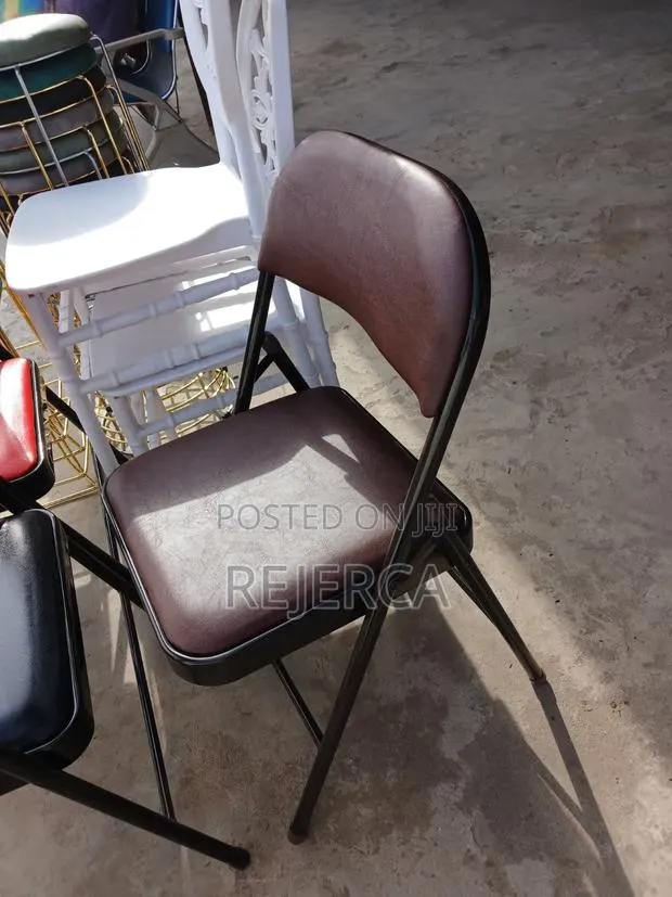 Brown Foldable Chair · Photo 1