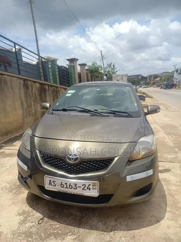 Toyota Yaris 2012 Gray · Photo 1