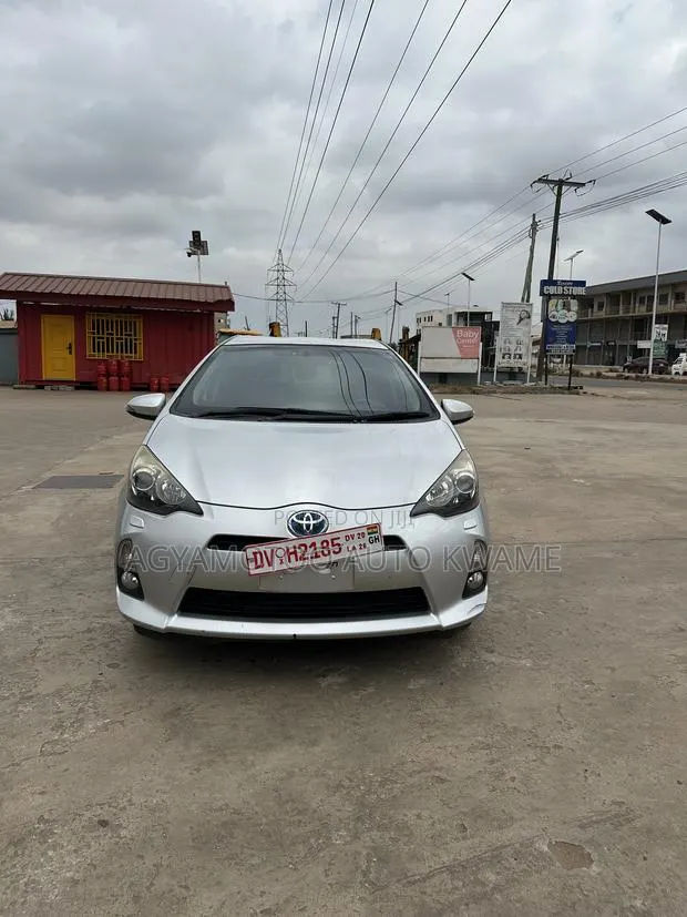 Toyota Aqua 2015 Silver · Photo 1