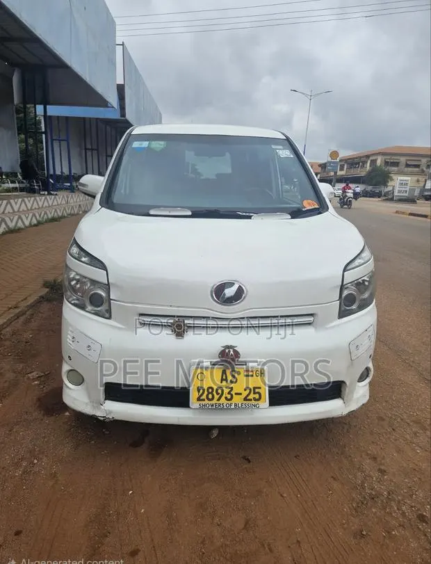 Toyota Voxy V 2WD 8-Seater 2011 White · Photo 1