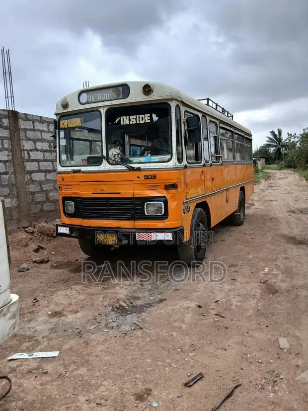 Tata Starbus Ultra Skool 1990 Orange · Photo 1