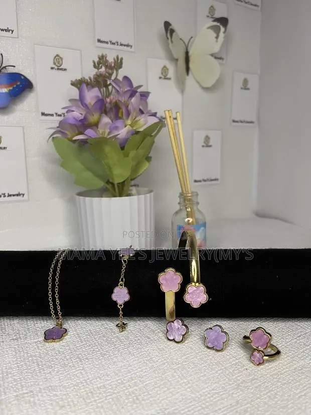Gold Floral Clover Jewelry Set · Photo 2