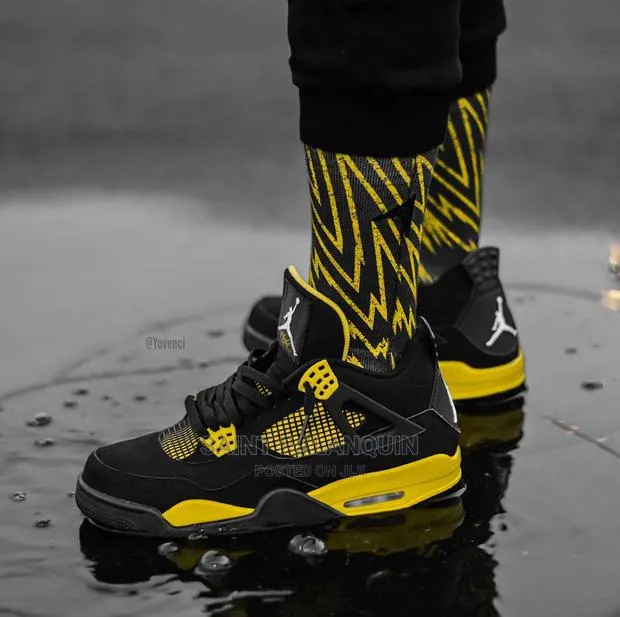 Jordan 4 Thunder · Photo 1
