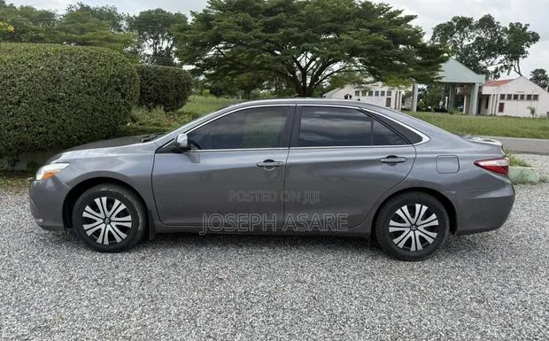 Toyota Camry LE 4dr Sedan (2.5L 4cyl 6A) 2016 · Photo 1