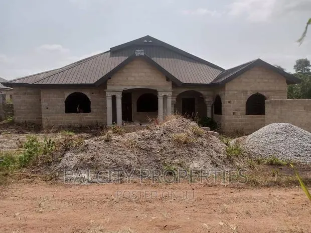 6bdrm House in Adumakase-Kese, Kumasi Metropolitan for sale · Photo 1