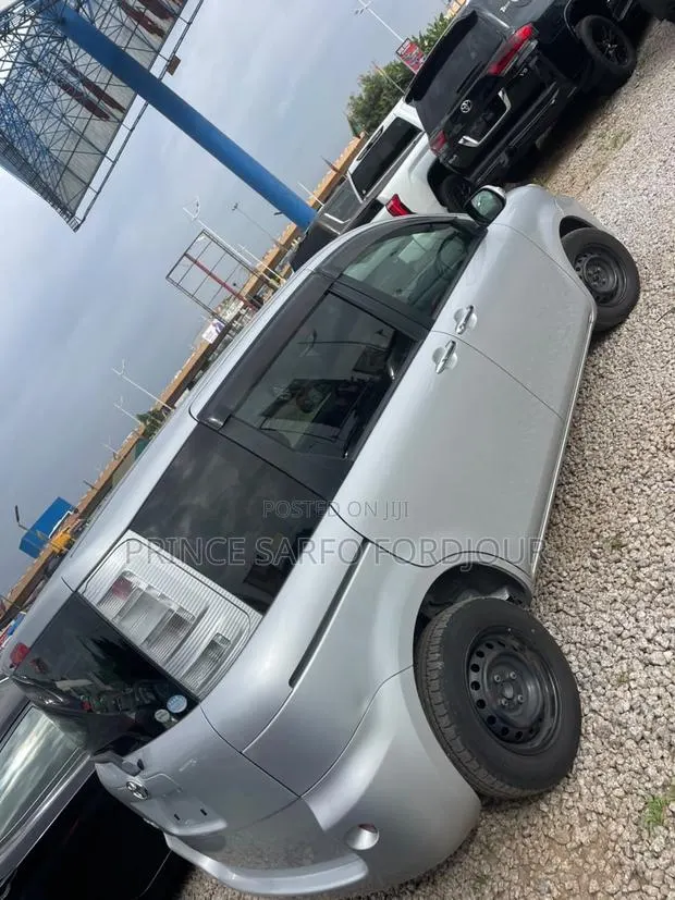 Toyota Sienta 2013 Silver · Photo 1