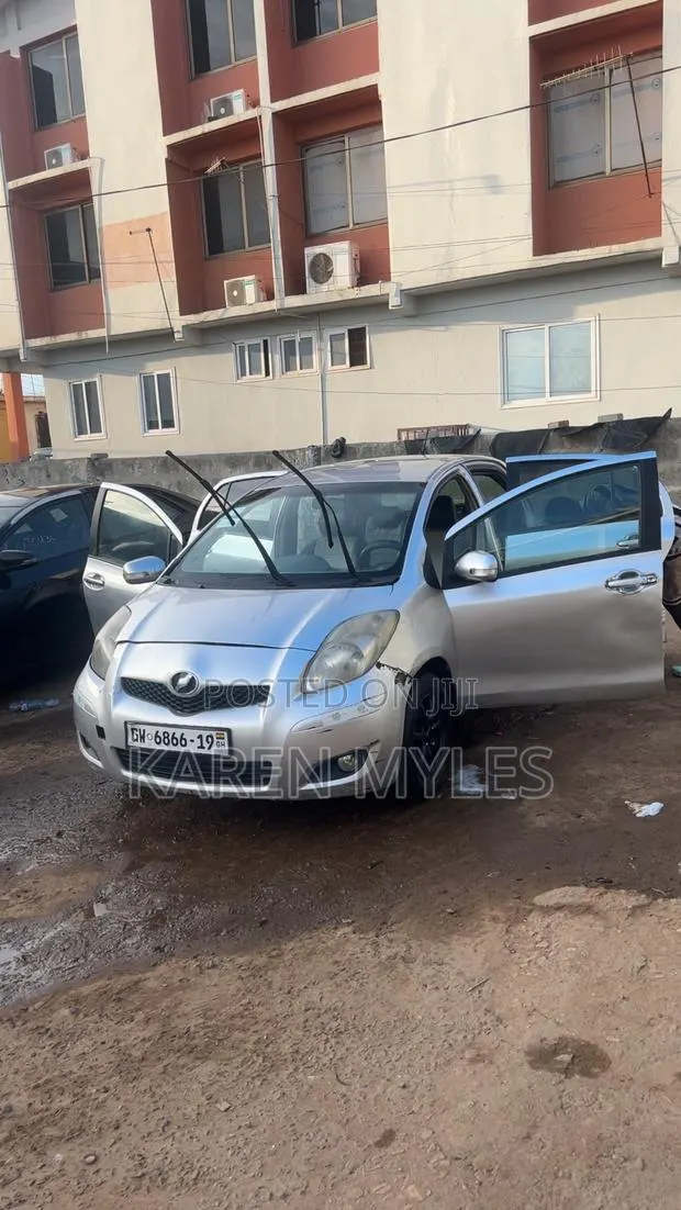 Toyota Vitz 1.3 FWD 3dr 2010 Gray · Photo 1