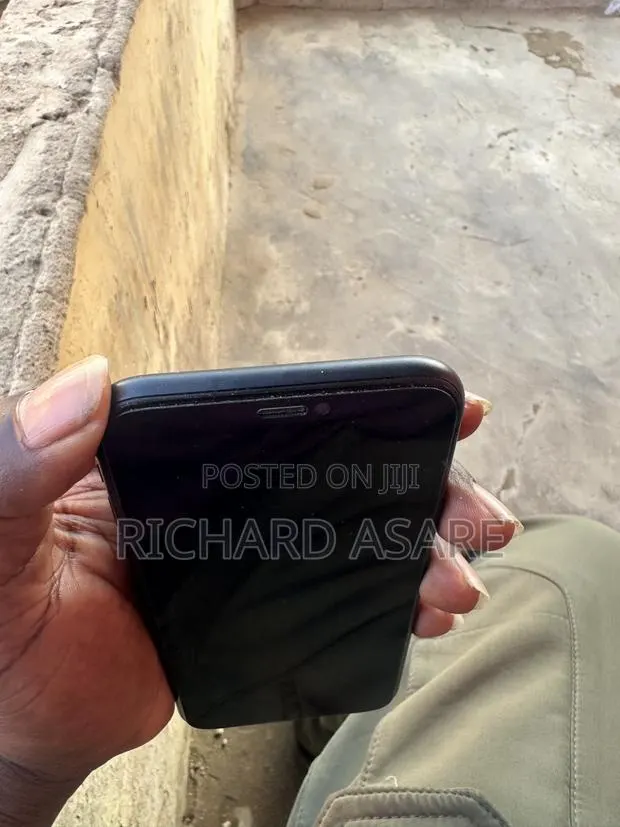 Apple iPhone XR 128 GB Black · Photo 1