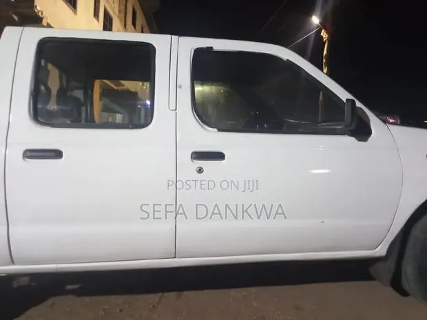 Nissan Hardbody 2004 White · Photo 1