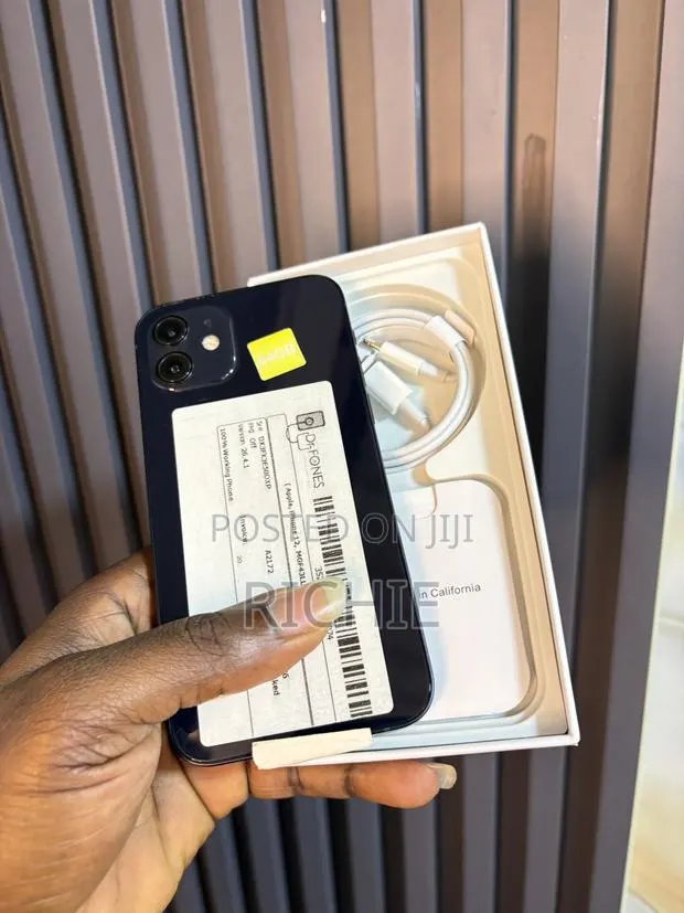 New Apple iPhone 12 64 GB Black · Photo 1