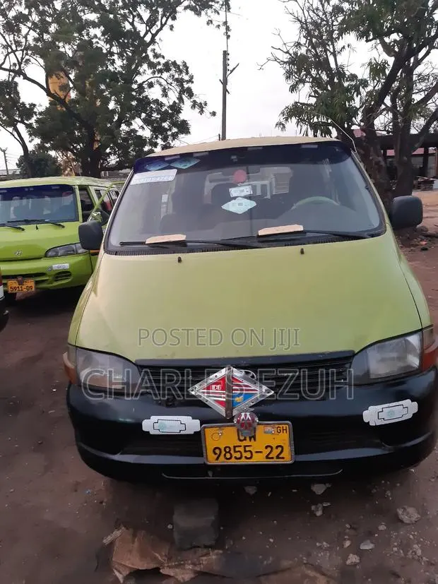 Toyota HiAce 2012 Green · Photo 1