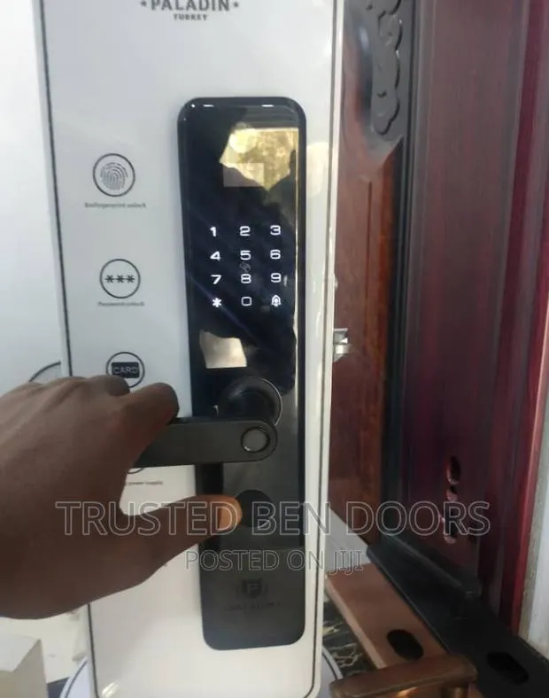 Paladin Biometric Turkish Smart Lock With Video Camera · Photo 1