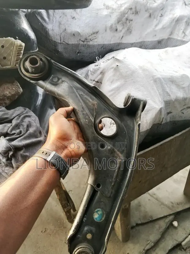 Toyota Vitz Lower Arm · Photo 1