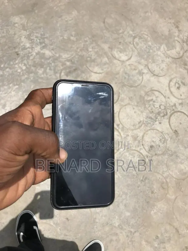 Apple iPhone XR 128 GB Black · Photo 1