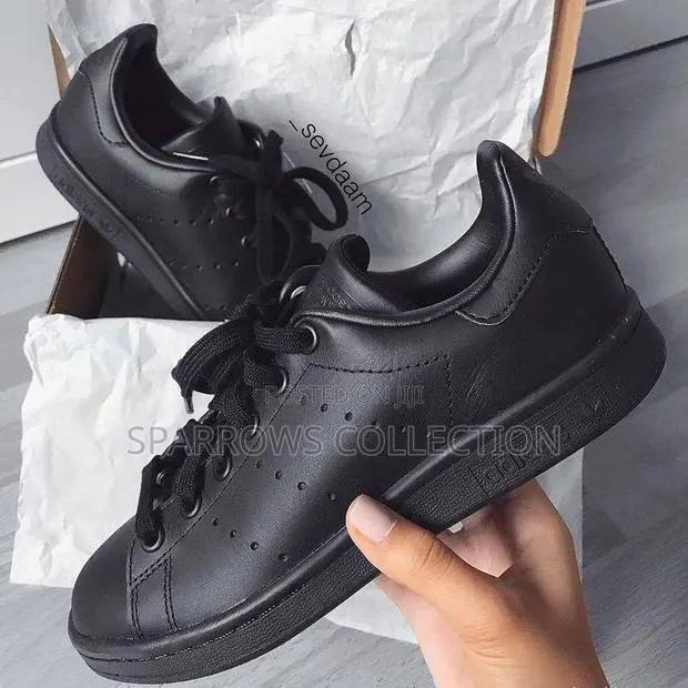 Original Adidas Stan Smith in Triple Black · Photo 1