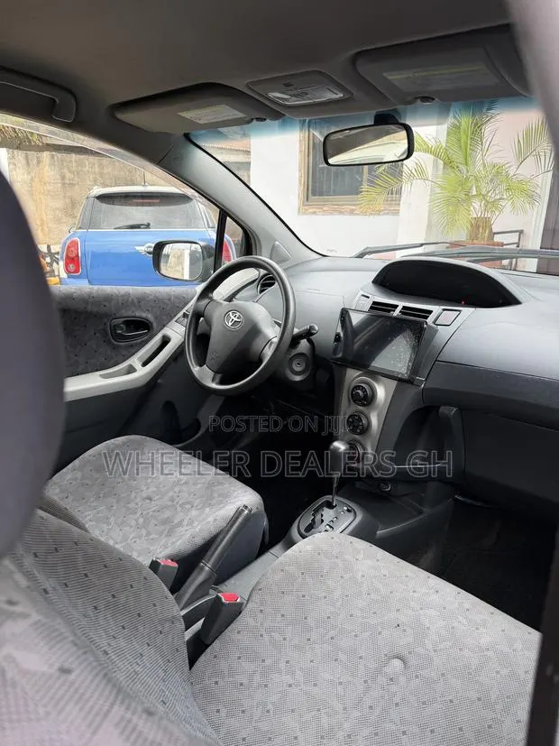 Toyota Vitz 1.3 AWD 5dr 2010 Black · Photo 4