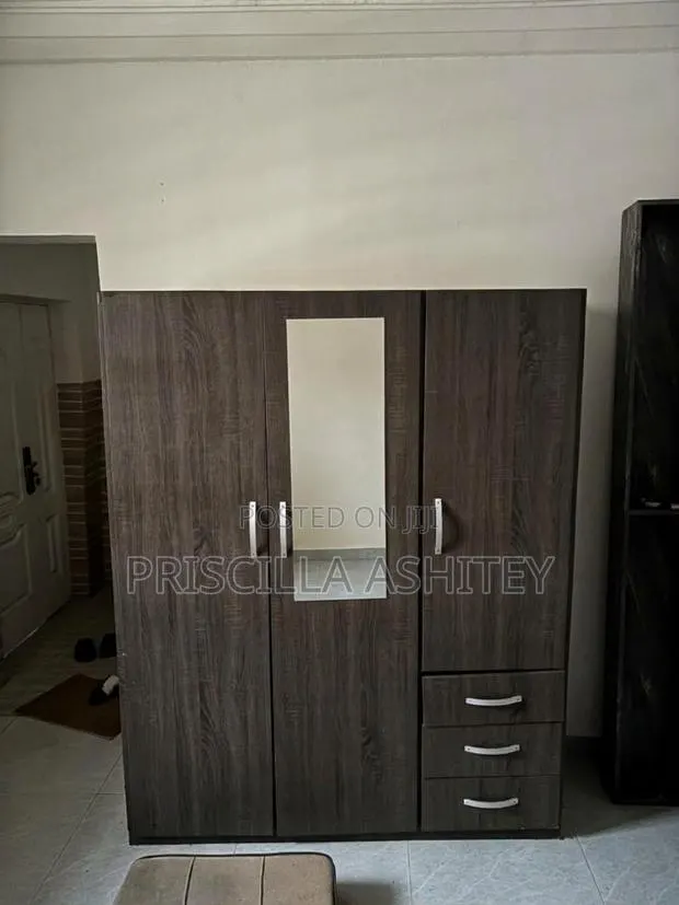 Wardrobe With Mirror · Photo 1