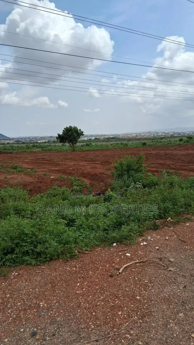 30 Acres of Land Amanfro · Photo 1