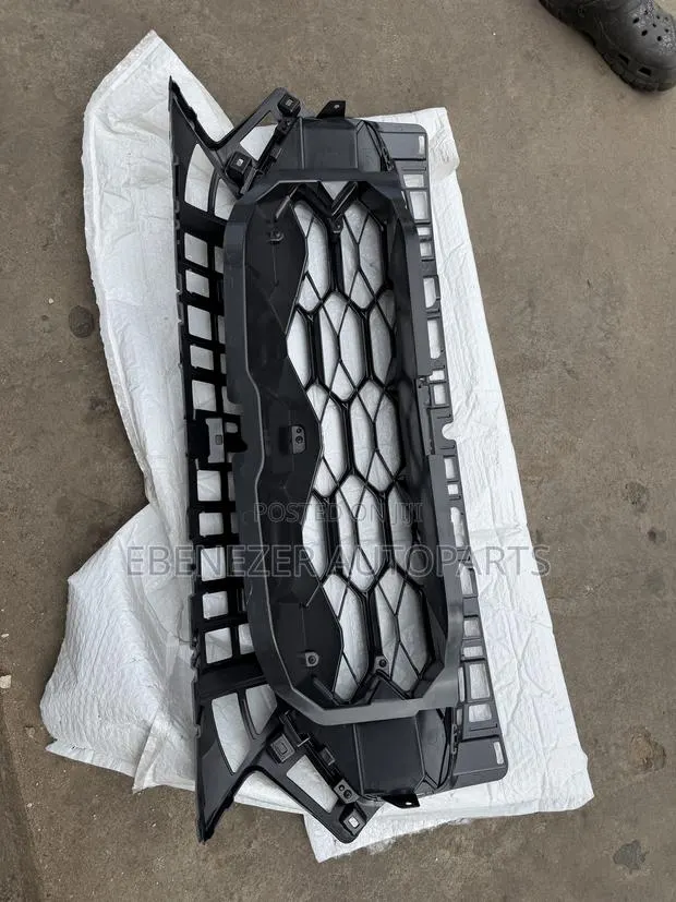 Honda HRV Hr-v Front Shells Grille 2023 2024 2025 2026 · Photo 1