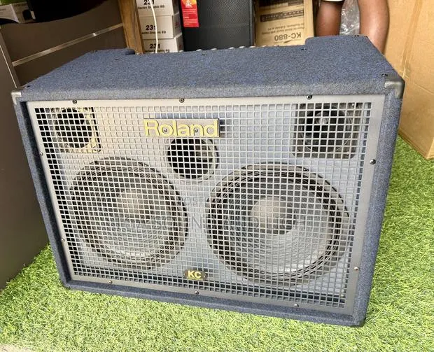 Roland Kc880 5 Channels Keyboard Combo · Photo 1