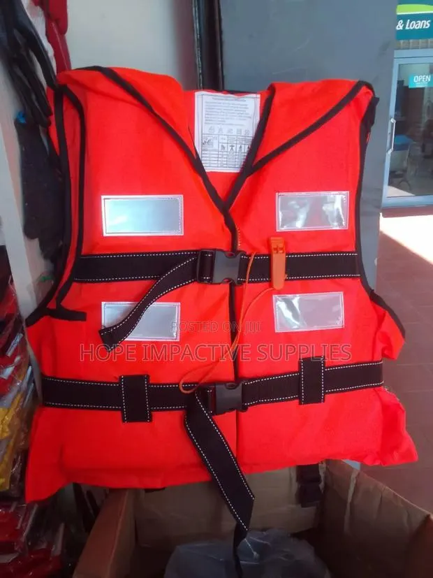 Life Jacket For Adults With Reflectors And Whistles. · Photo 1