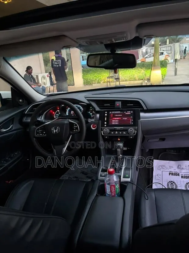 Honda Civic Touring 4dr Sedan (1.5L 4cyl) 2017 White · Photo 1