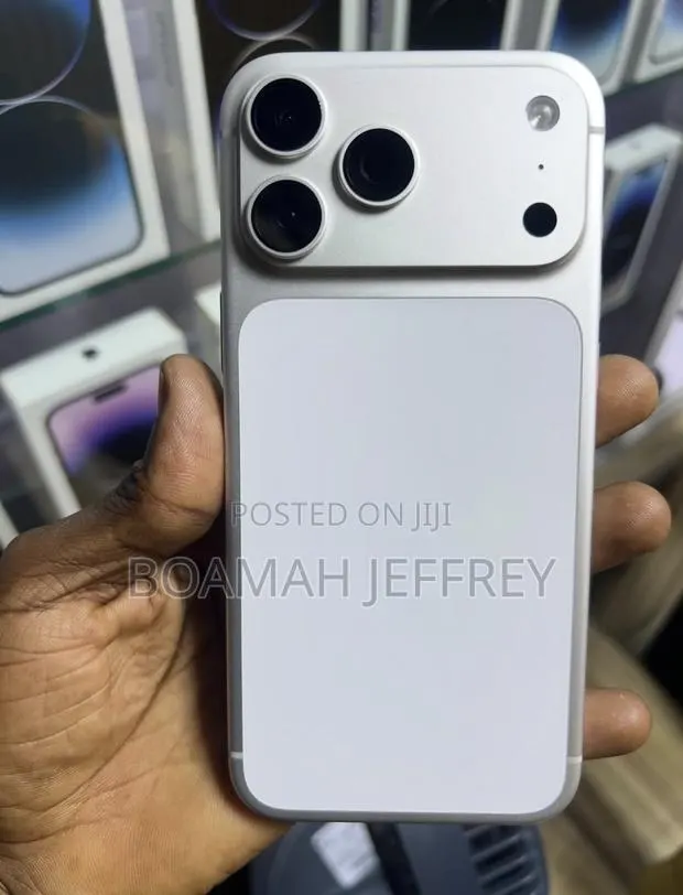 Apple iPhone 17 Pro Max 1 TB Silver · Photo 1