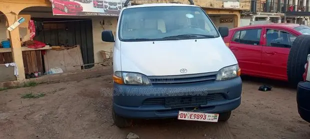 Toyota HiAce 2005 White · Photo 1