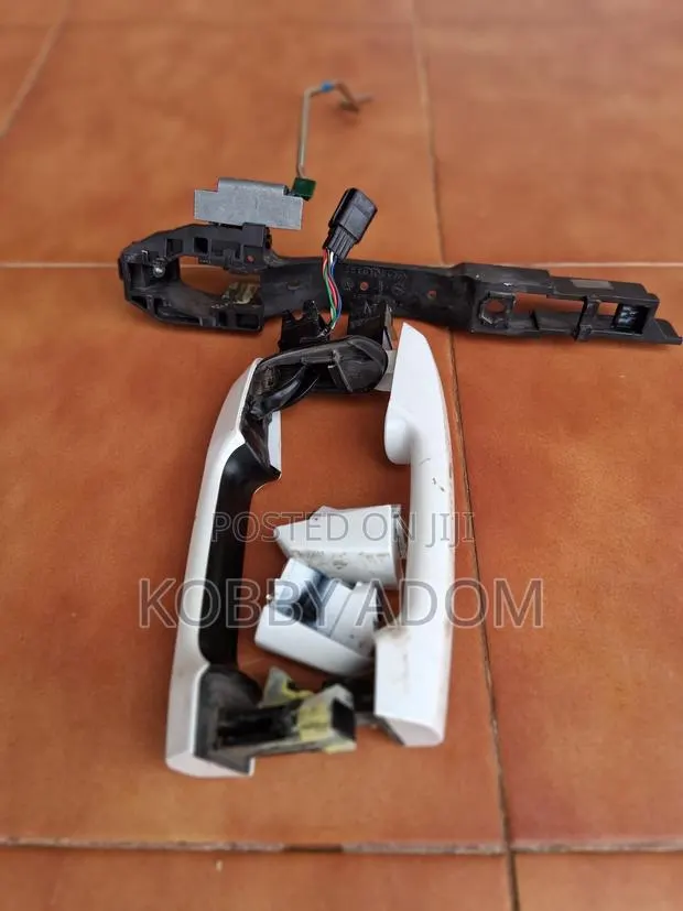 Honda CRV Door Handle With Sensor and Seat · Photo 1