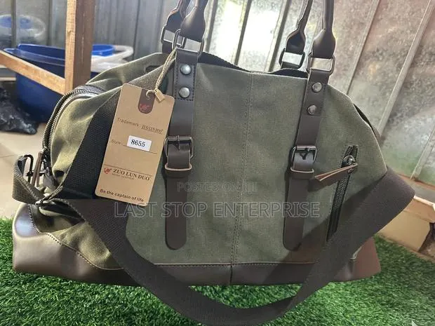 Genuine and Classic Traveling Canvas Bag · Photo 1