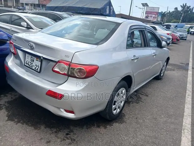 Toyota Corolla LE 4dr Sedan (1.8L 4cyl 4A) 2013 Silver · Photo 1