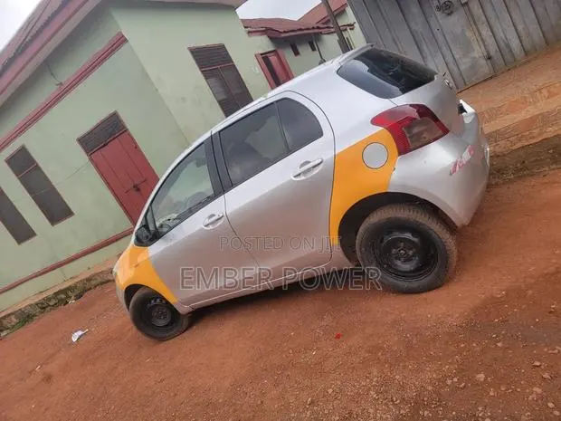 Toyota Vitz 2010 Silver · Photo 1