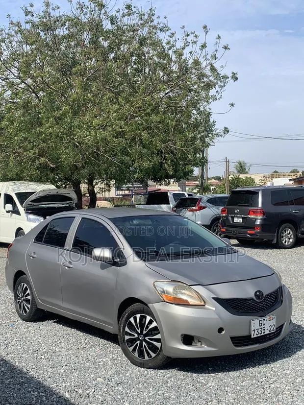 Toyota Yaris 2010 Gray · Photo 1