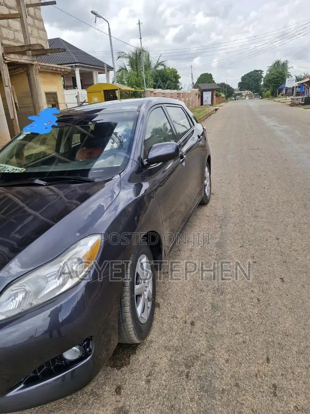 Toyota Matrix Hatchback FWD (1.8L 4cyl 5M) 2010 Gray · Photo 1